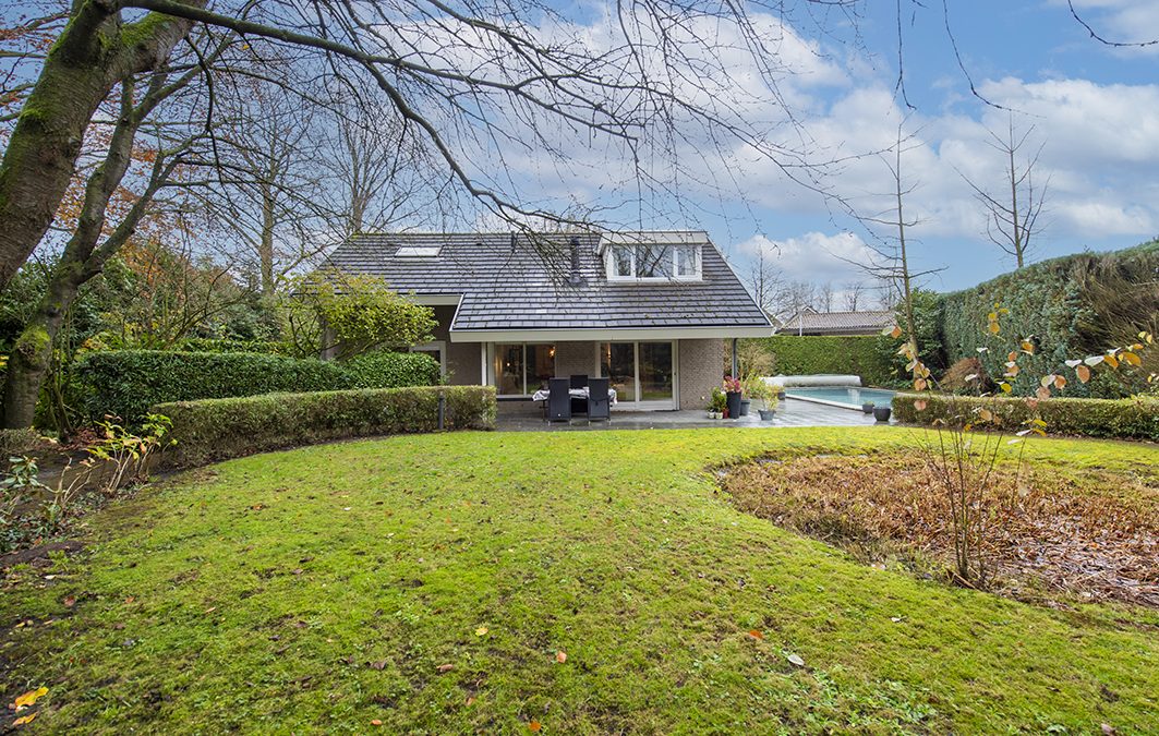 Sfeervolle semibungalow met fijne tuin en zwembad in woonwijk de Blaak