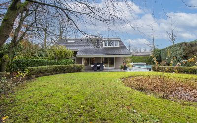 Sfeervolle semibungalow met fijne tuin en zwembad in woonwijk de Blaak