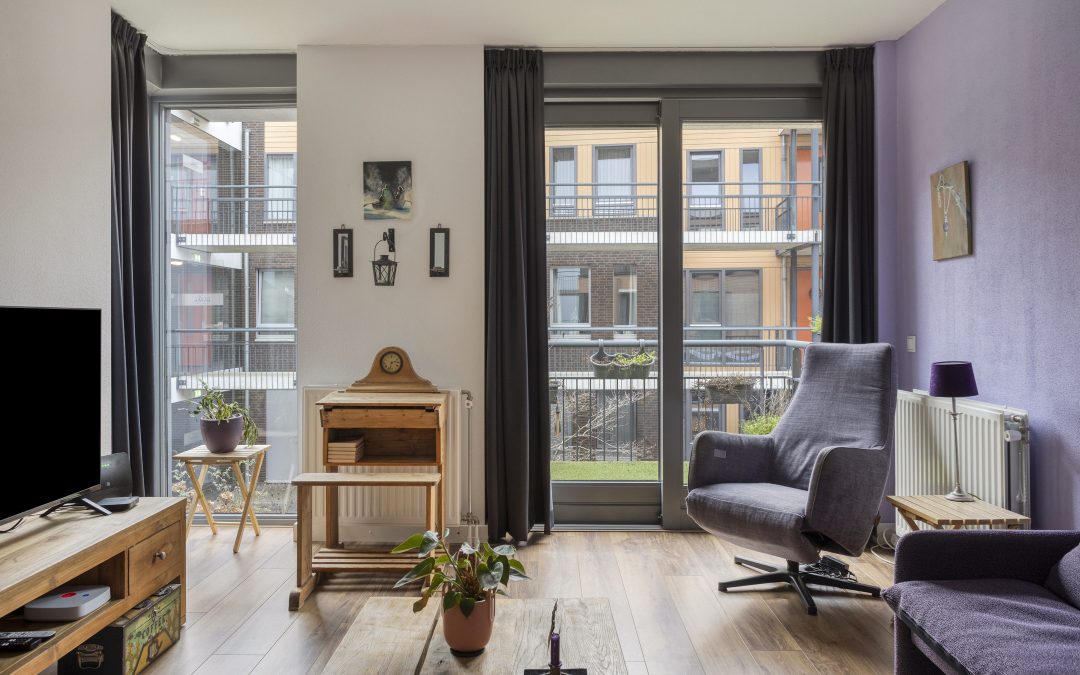 Modern 3-kamerappartement met zonnig balkon, eigen parkeerplaats en twee bergingen, gelegen 1e verdieping van het appartementencomplex Van Beugenkwartier Oisterwijk.