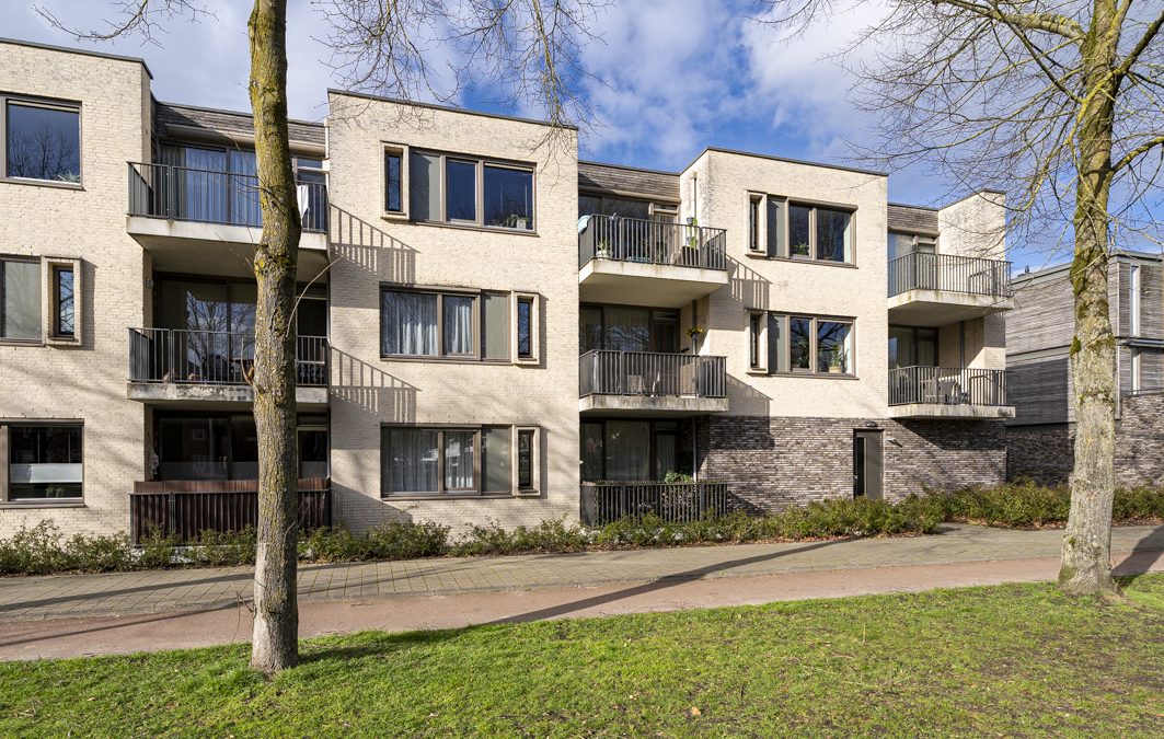 OPEN HUIS VRIJDAG 10 APRIL VAN 14:00-15:30 UUR . Fijn gelijkvloers wonen in sfeervol en ruim 3-kamerappartement gelegen aan een groen park in Goirle